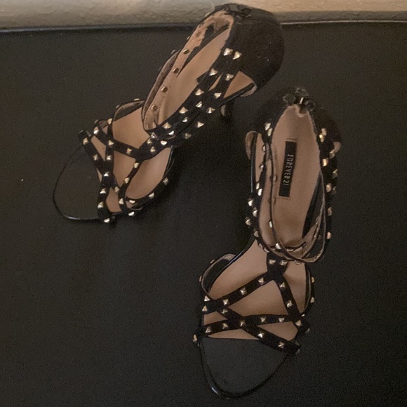 Black and gold studded stilettos - Picture 3 of 4